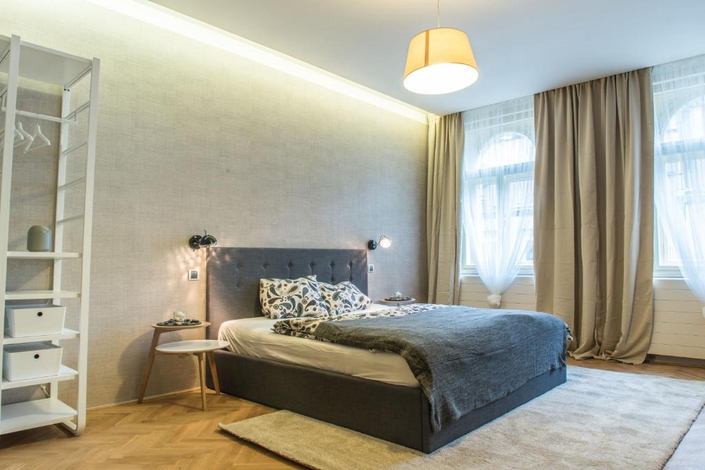 プラハにあるExclusive 3 Bedroom Top-Notch Flat, GREAT LOCATIONのベッドルーム1室(ベッド1台、大きな窓付)