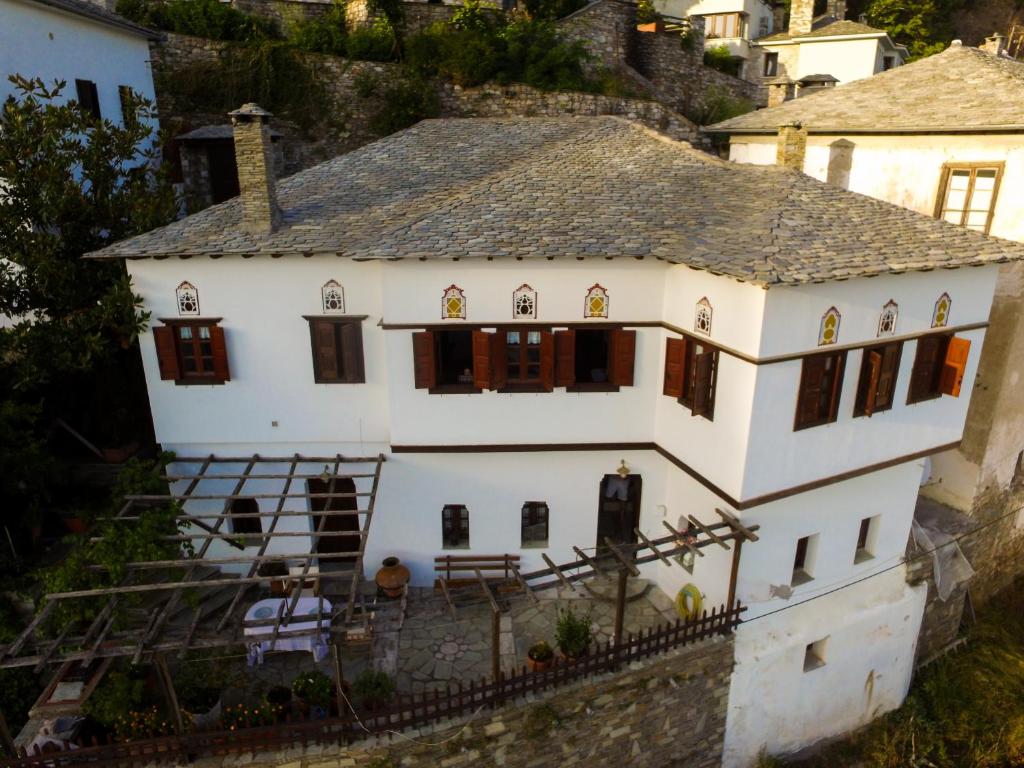 dom na zboczu góry w obiekcie Traditional Mansion Calliopec-UVC sterilized w mieście Makrinítsa