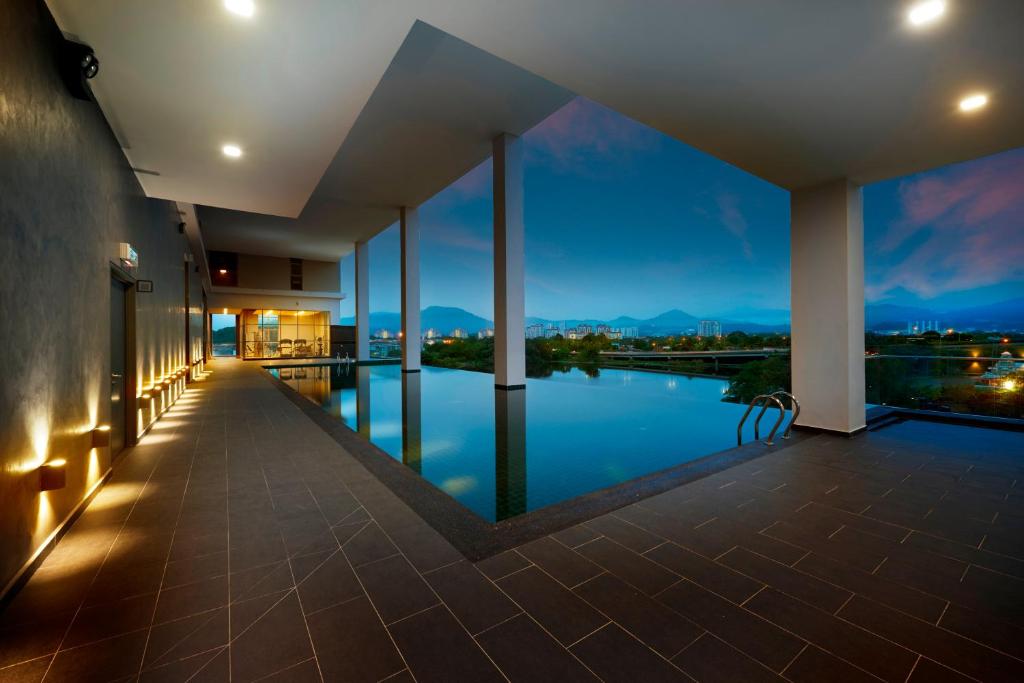 uma vista a partir da varanda de um edifício com piscina em KIP Hotel em Kuala Lumpur