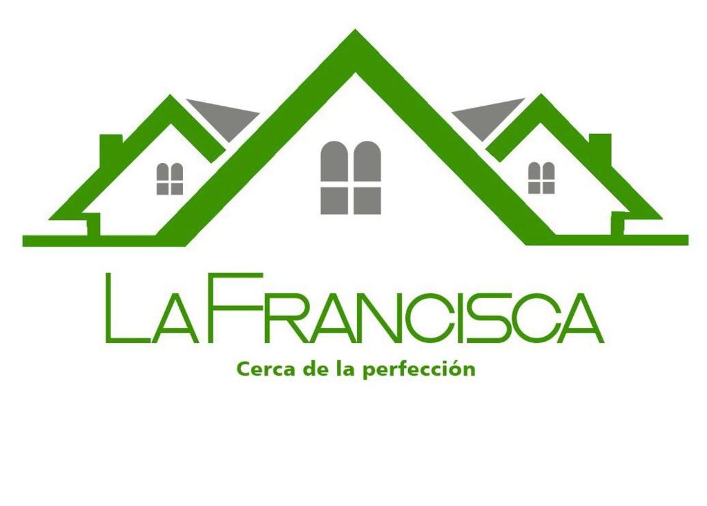 ein Logo für eine Immobiliengesellschaft mit drei Häusern in der Unterkunft La Francisca in Almafuerte