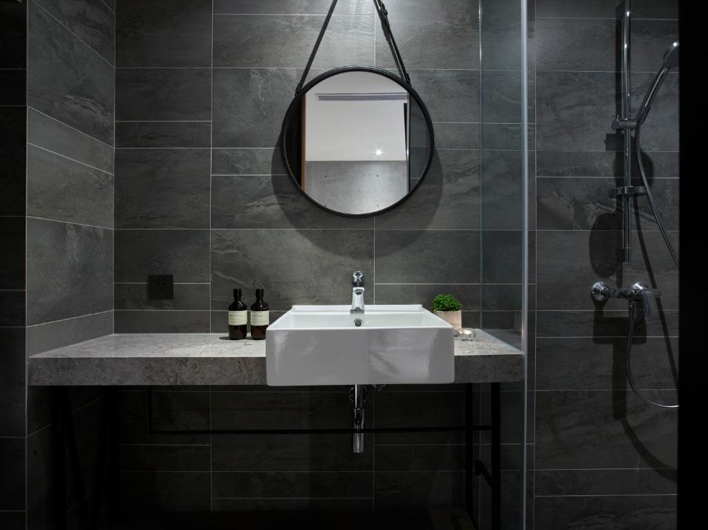 Koupelna v ubytování Monka Hotel