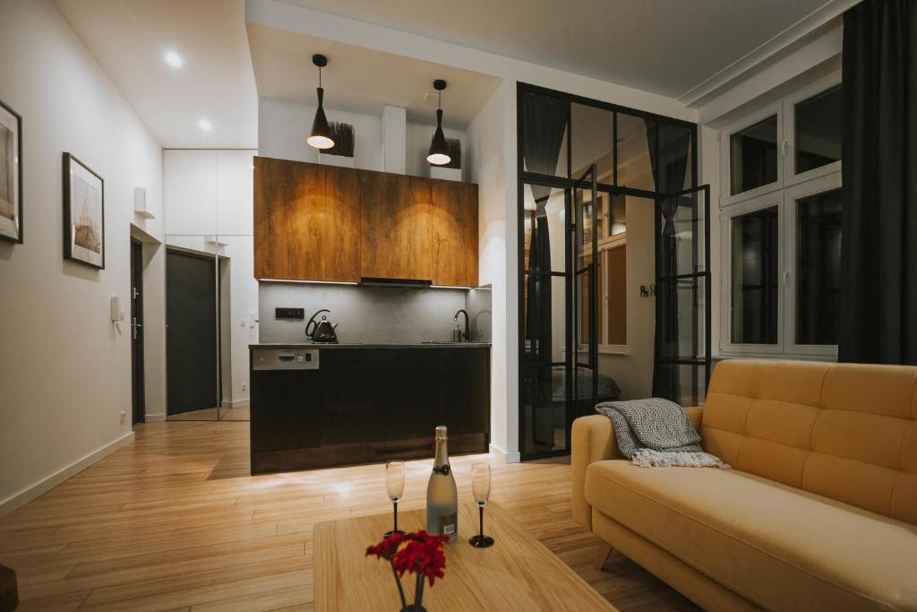 Premium Apartment في تورون: غرفة معيشة مع أريكة وطاولة