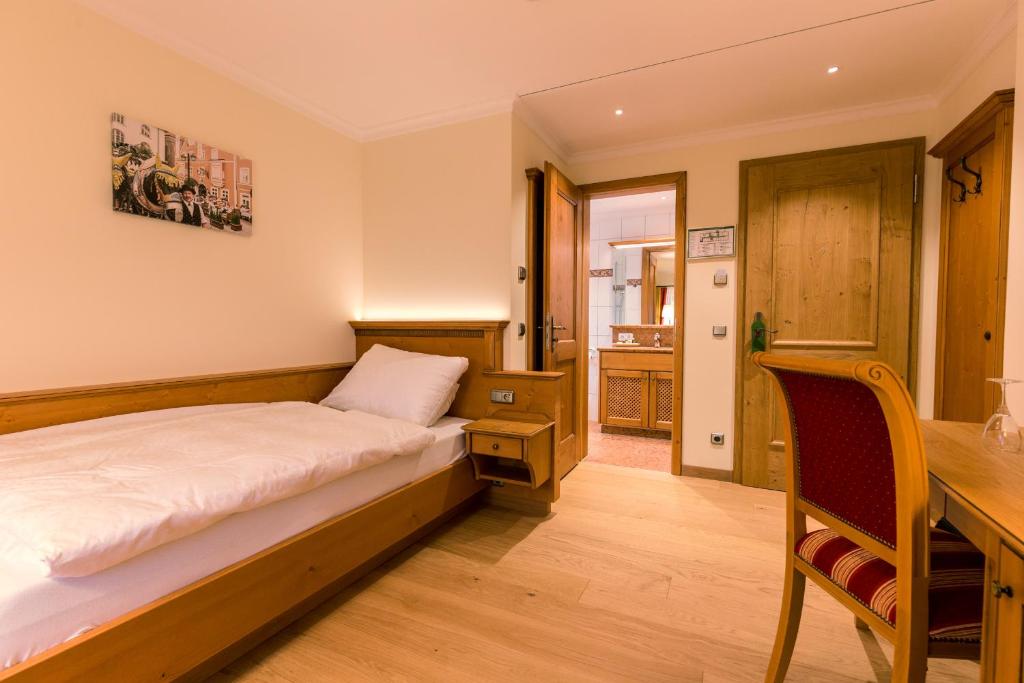 Postel nebo postele na pokoji v ubytování Hotel & Gaststätte zum Erdinger Weißbräu