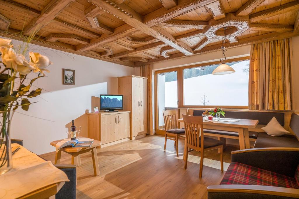 a living room with a table and a dining room at Bauernhof Großwolfing- Appartementhaus Fischbacher in Ebbs