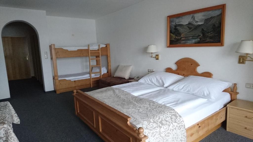 Postel nebo postele na pokoji v ubytování Hotel Wiesenegg