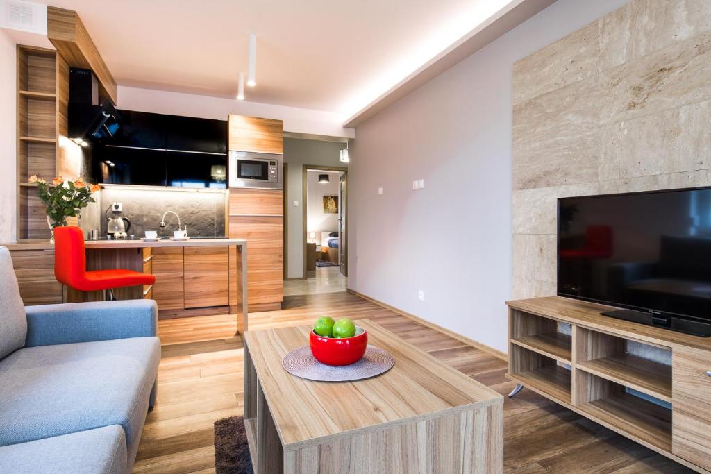Televízia a/alebo spoločenská miestnosť v ubytovaní APARTAMENTY GORZÓW WLKP.