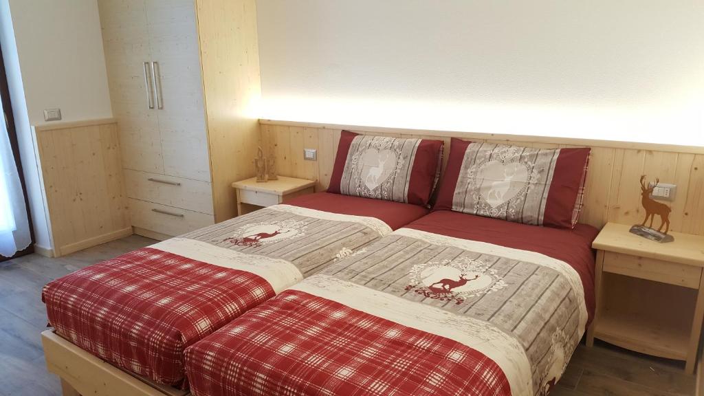 モルヴェーノにあるEnrosadiraの小さなベッドルーム(ベッド1台、ナイトスタンド2台付)