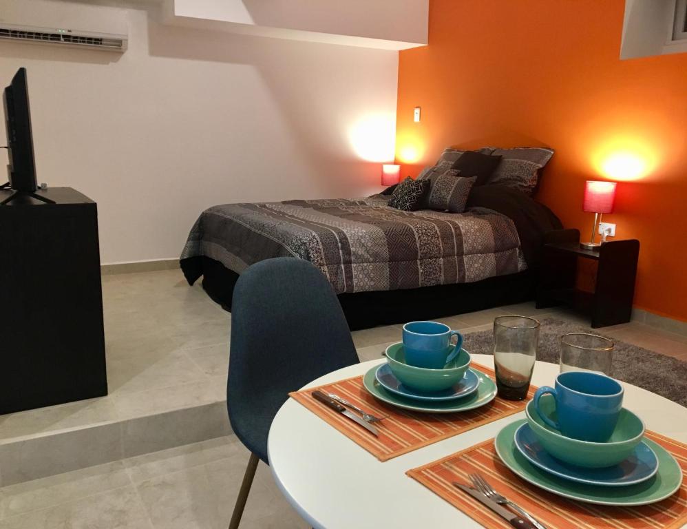 salon ze stołem i łóżkiem w obiekcie Cancún Suites Apartments - Hotel Zone w mieście Cancún