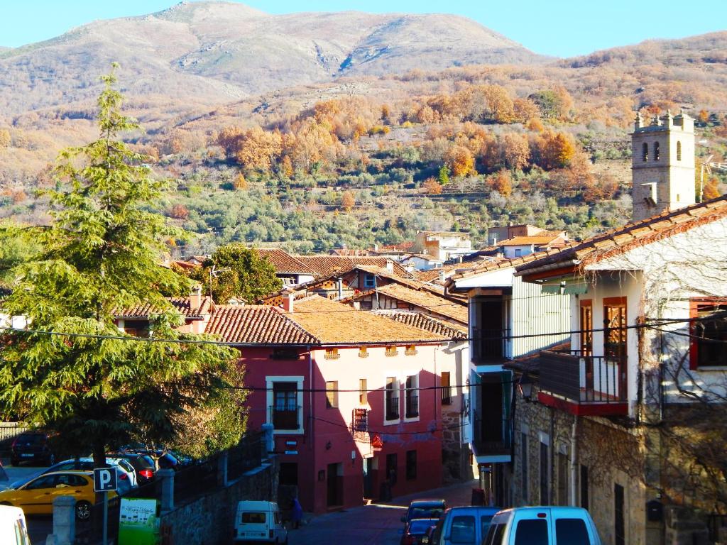 uma vista para uma cidade com uma montanha ao fundo em Casa Rural Parada Real em Garganta la Olla