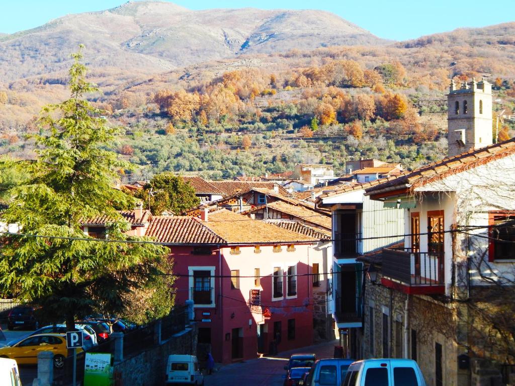 Vistas a una ciudad con una montaña en el fondo en Casa Rural Parada Real, en Garganta la Olla