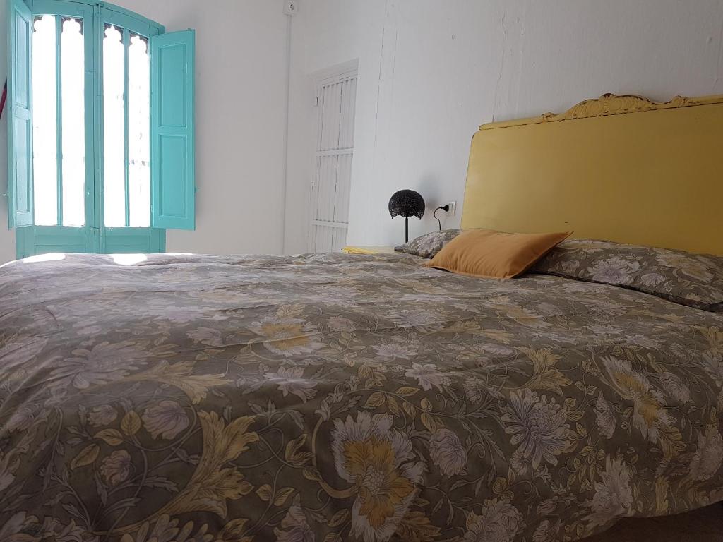 アルメリアにあるCasita de la Almedina de Almeriaのベッドルーム1室(花柄のベッドカバー付)
