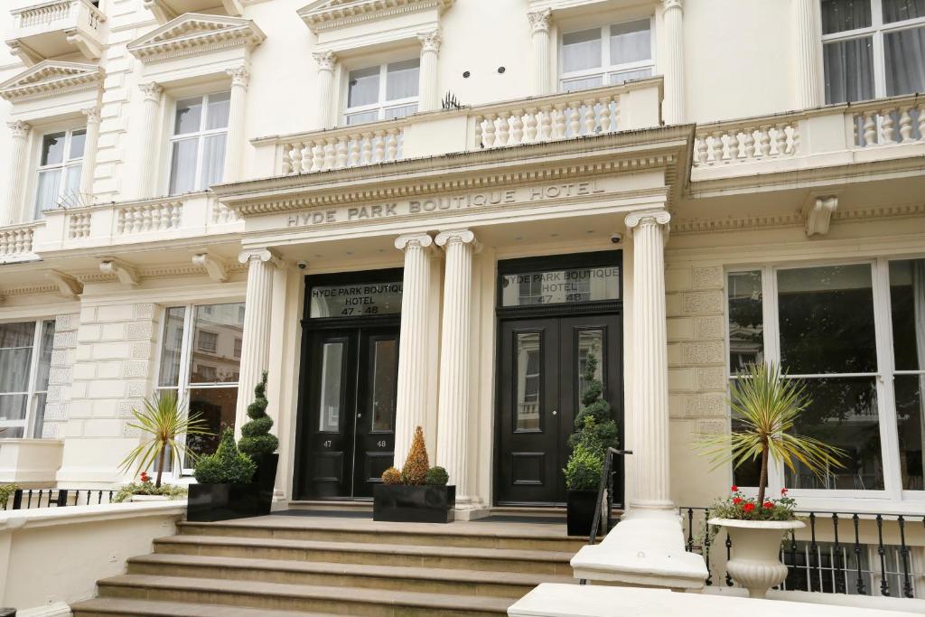 een wit gebouw met een zwarte voordeur bij Hyde Park Boutique Hotel in Londen