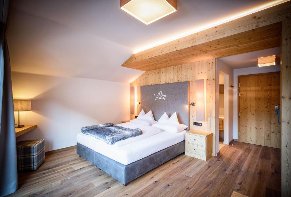 Postel nebo postele na pokoji v ubytování Hotel & Chalets Edelweiss