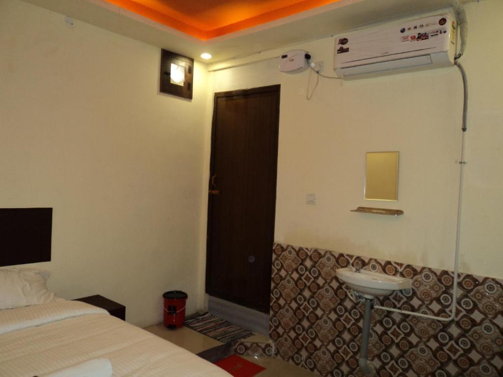 Postel nebo postele na pokoji v ubytování Mani's residency