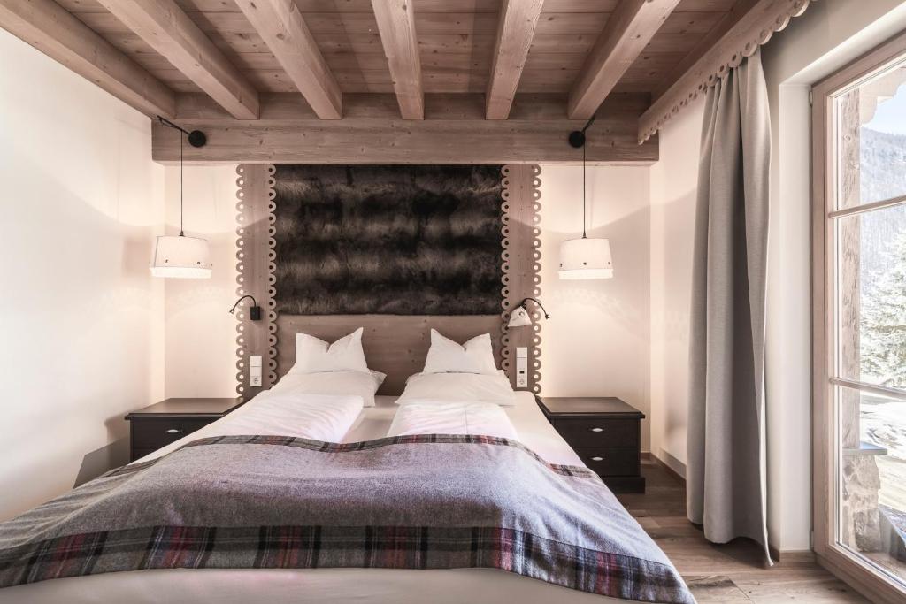 Postel nebo postele na pokoji v ubytování Hotel & Chalets Edelweiss