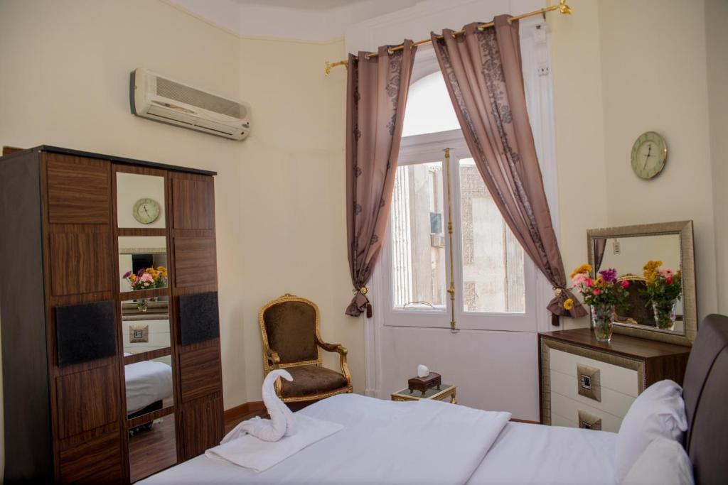Postel nebo postele na pokoji v ubytování Hotel Grand Royal Cairo