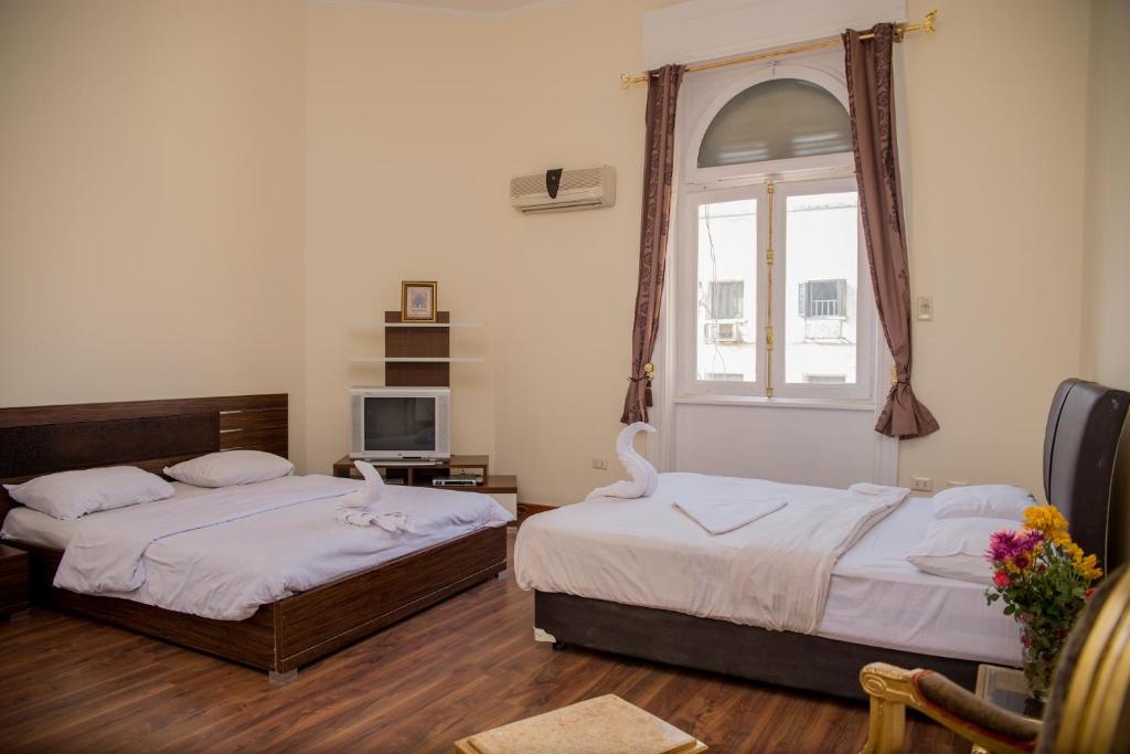 Postel nebo postele na pokoji v ubytování Hotel Grand Royal Cairo