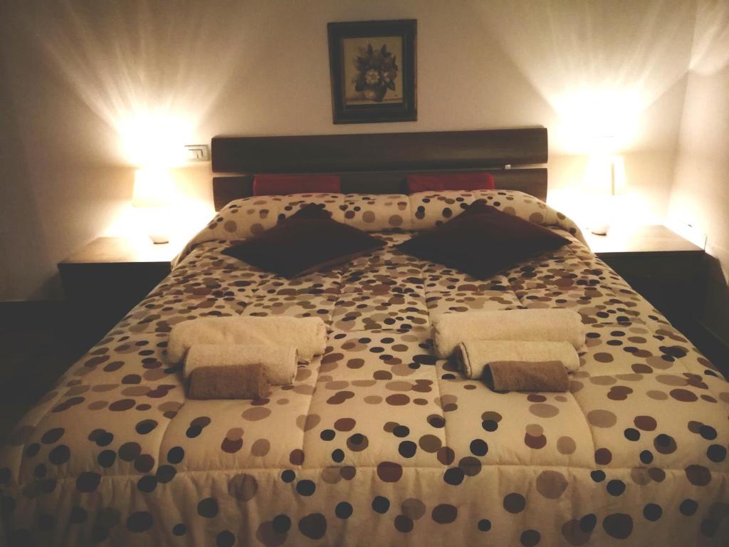 オルヴィエートにあるLa Graziosa Dépendanceのベッドルーム1室(大型ベッド1台、枕2つ付)
