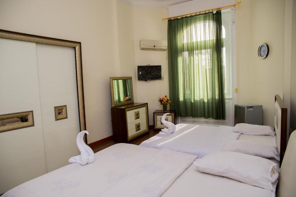 Postel nebo postele na pokoji v ubytování Hotel Grand Royal Cairo