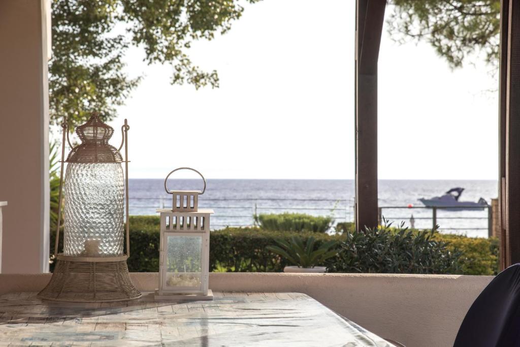 ニキティにあるBitzios Rent Housesの海の見えるテーブル