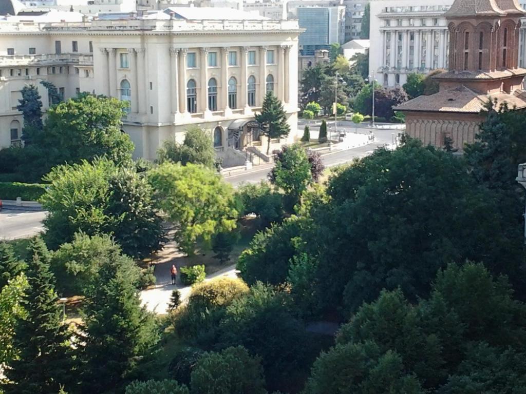 Blick auf eine Stadt mit Bäumen und Gebäuden in der Unterkunft The Best Location Accommodation in Bukarest