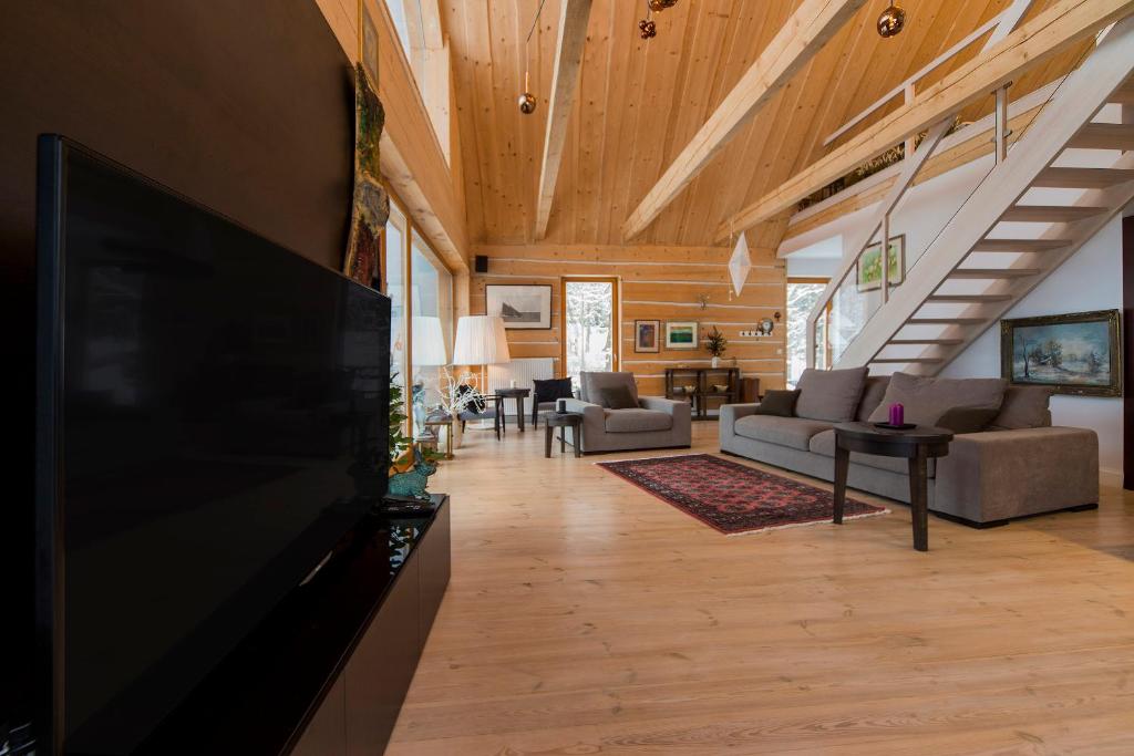 Televízia a/alebo spoločenská miestnosť v ubytovaní Apartamenty Sun & Ski Willa Laser