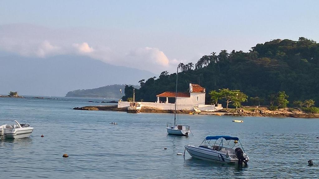 dos barcos flotando en un cuerpo de agua en Angra dos Reis, Bonfim Cond Refúgio do Corsário, en Angra dos Reis