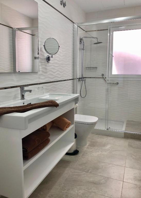 a bathroom with a sink and a shower and a toilet at Holiday Club Jardin Amadores in Amadores