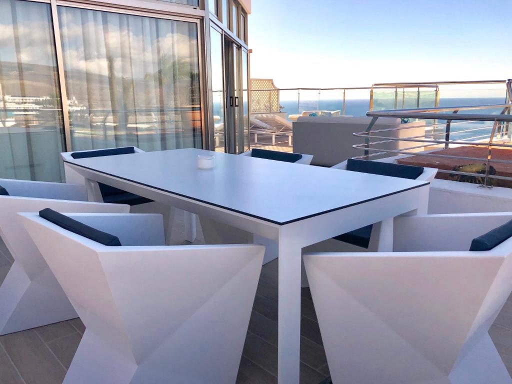 a white table and chairs on a balcony at Holiday Club Jardin Amadores in Amadores