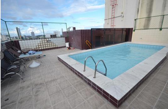 una gran piscina en la parte superior de un edificio en Flat Espinheiro Prime, en Recife