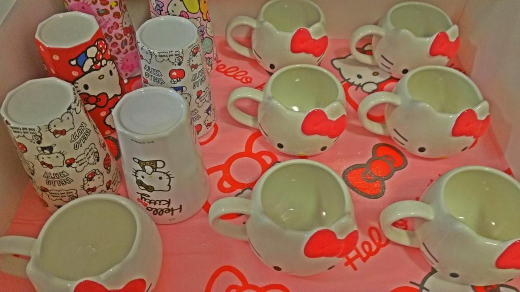 Příslušenství pro přípravu čaje a kávy v ubytování Hello Kitty Signature Suite