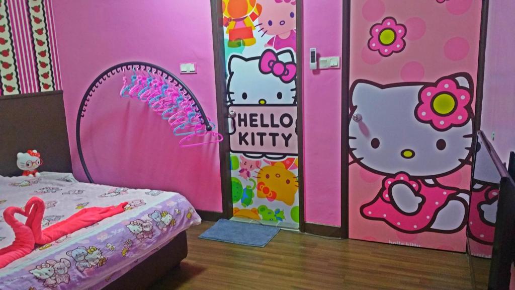 Postel nebo postele na pokoji v ubytování Hello Kitty Signature Suite