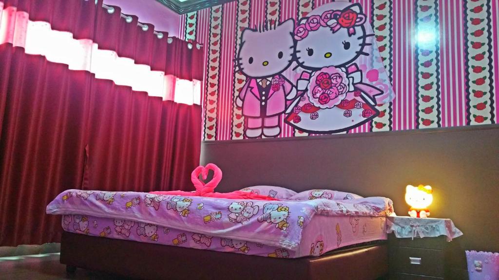 Hello Kitty Signature Suite في سانداكان: غرفة نوم كيتي مع جدار مرحبا كيتي