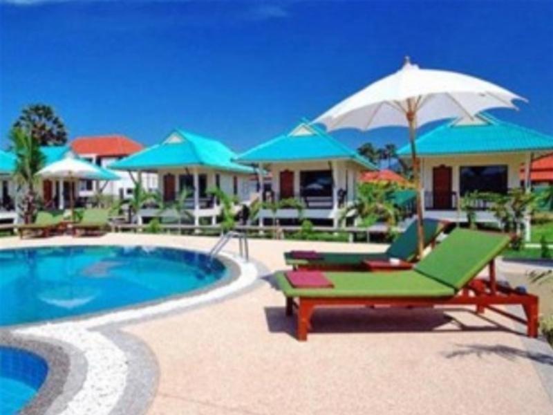 un complexe avec une piscine, des chaises et des parasols dans l'établissement N.T. Lanta Resort, à Ko Lanta
