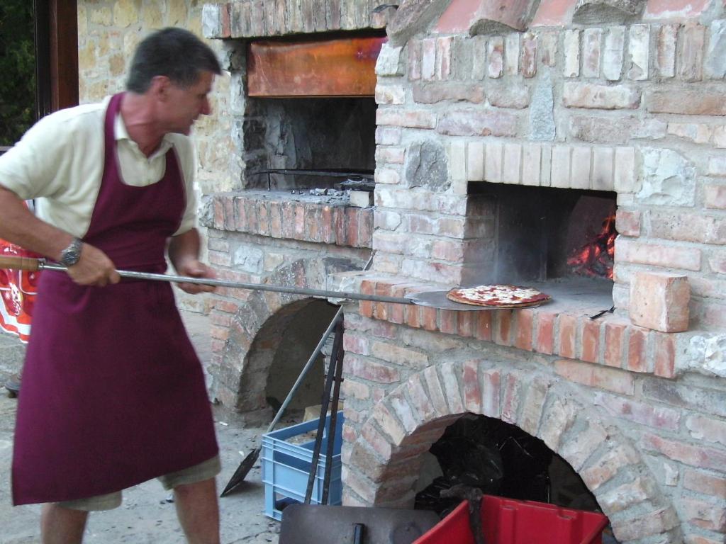 Gril pre hostí na farme