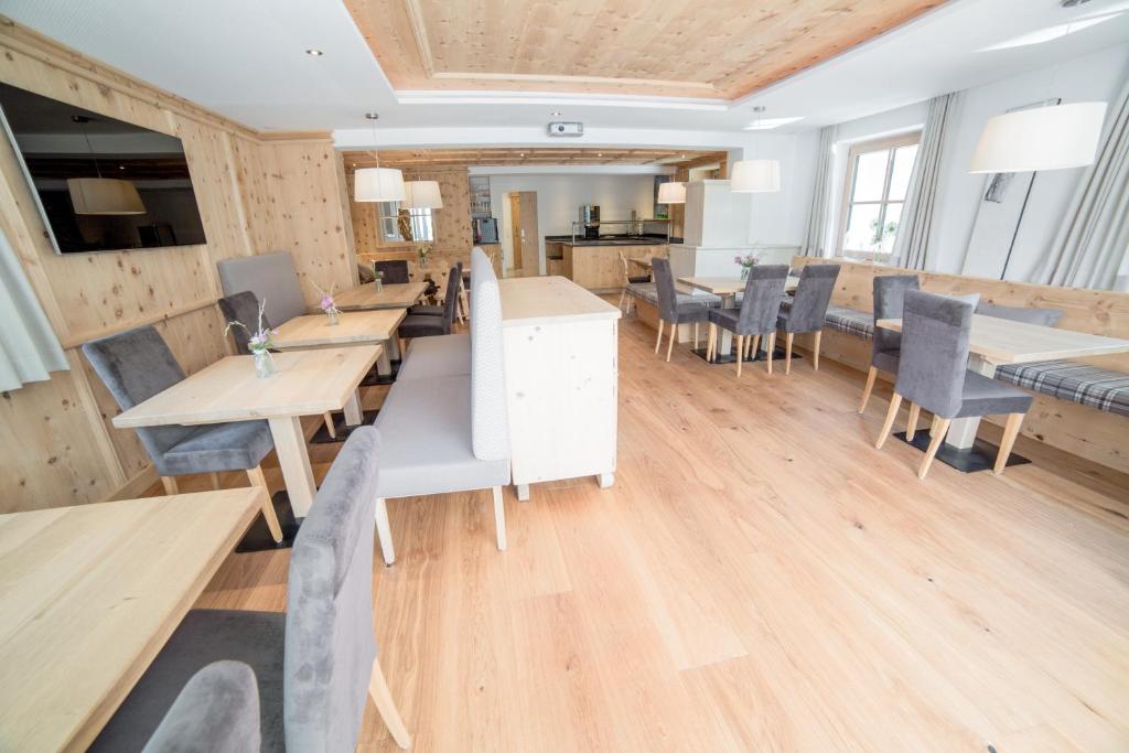 Televízia a/alebo spoločenská miestnosť v ubytovaní Aparthotel Steger Wagrain