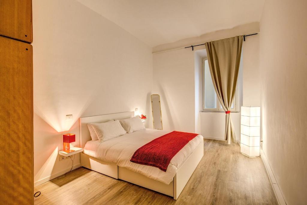 ローマにあるRhome Apartments Candiaの白いベッドルーム(ベッド1台、窓付)