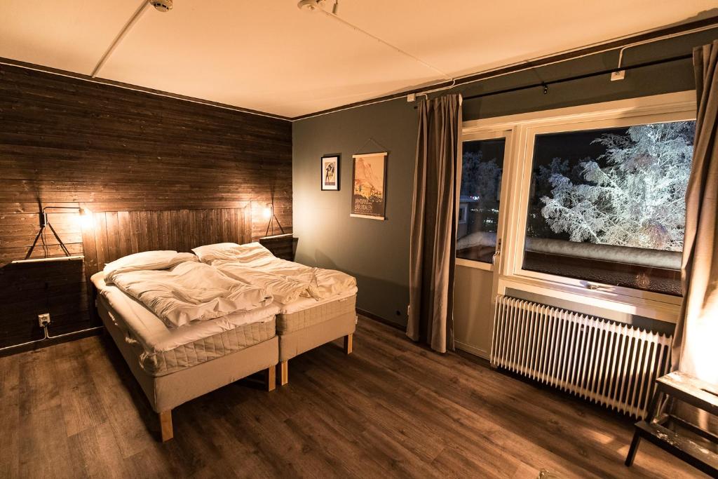 1 dormitorio con cama y ventana grande en Parkvillan en Åre