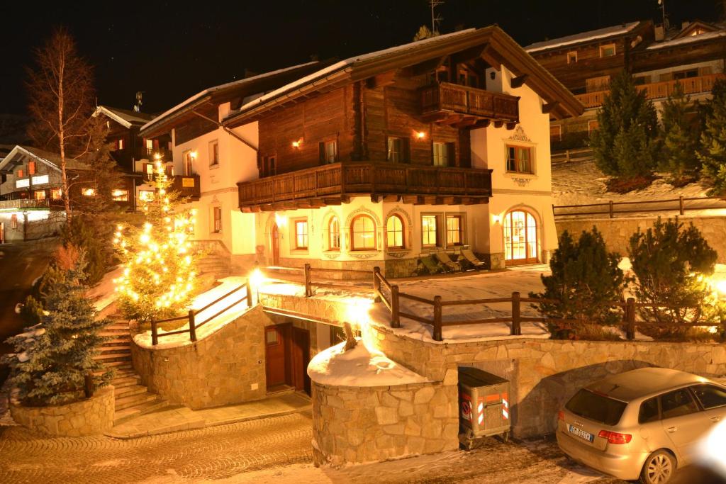 a house with a car parked in front of it at Casa Urbani in Livigno