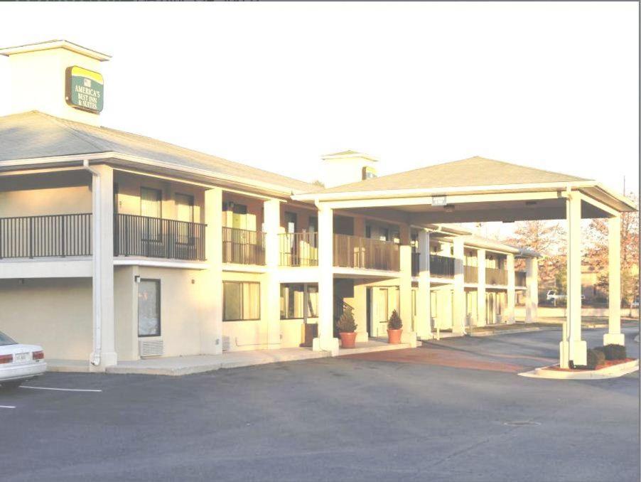 un estacionamiento frente a un edificio en America's Best Inn & Suites - Decatur en Decatur