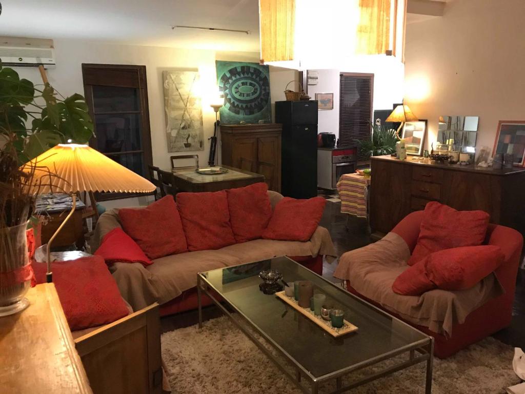 un salon avec deux canapés et une table dans l'établissement Appart Central à Sète avec balcon, à Sète