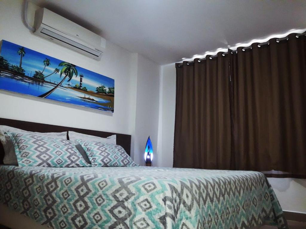 - une chambre avec un lit et une fenêtre dans l'établissement Apple Flat, à Natal