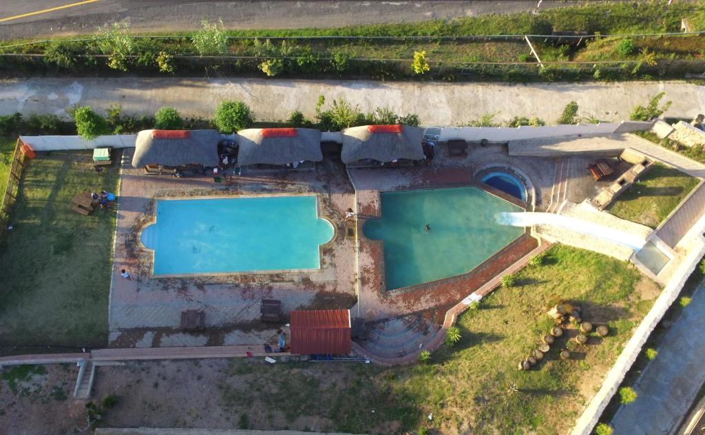 una vista aérea de una piscina en un patio en Stone Crescent Hotel, en Grahamstown