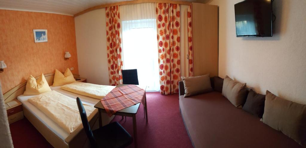 TV a/nebo společenská místnost v ubytování Hotel Pension Oswald