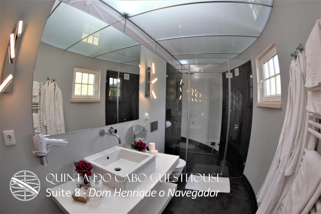 a bathroom with a mirror and a sink at Quinta do Cabo Guesthouse in Sintra