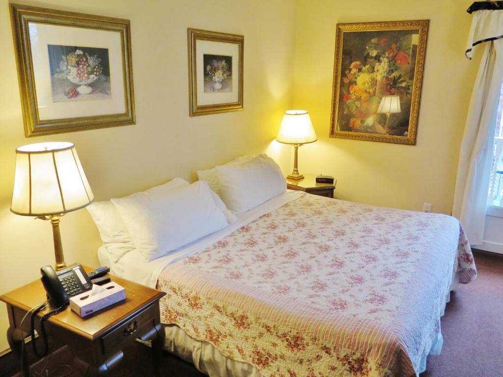 Postel nebo postele na pokoji v ubytování Madison Manor Boutique Hotel