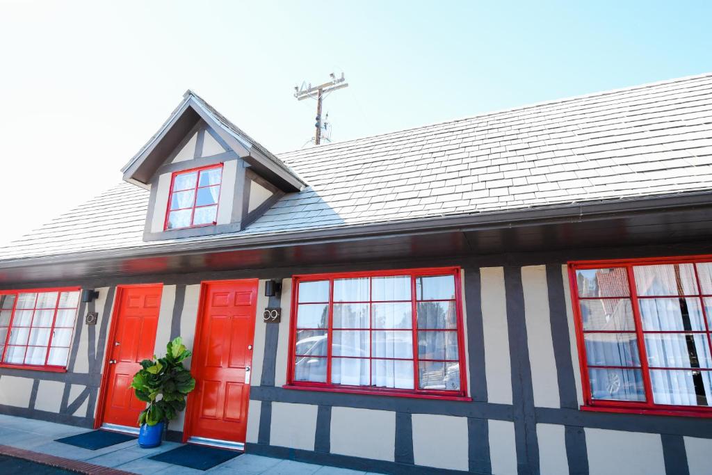 una casa con puertas rojas y una maceta en The Hamlet Inn en Solvang