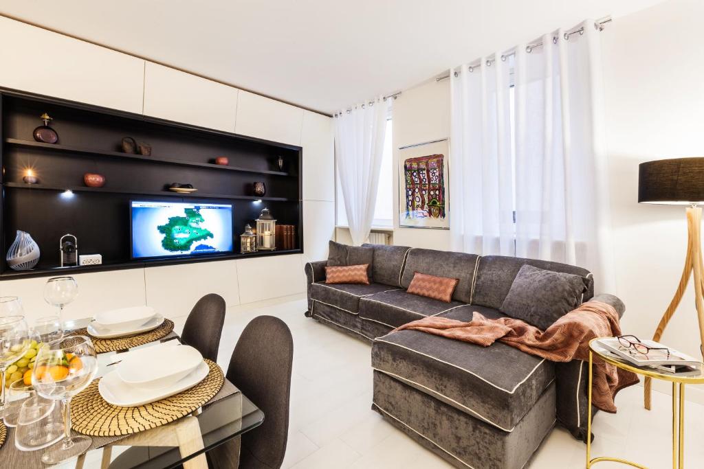 ein Wohnzimmer mit einem Sofa und einem Tisch in der Unterkunft Luxury Apartment Casa Farnese – Campo de Fiori in Rom