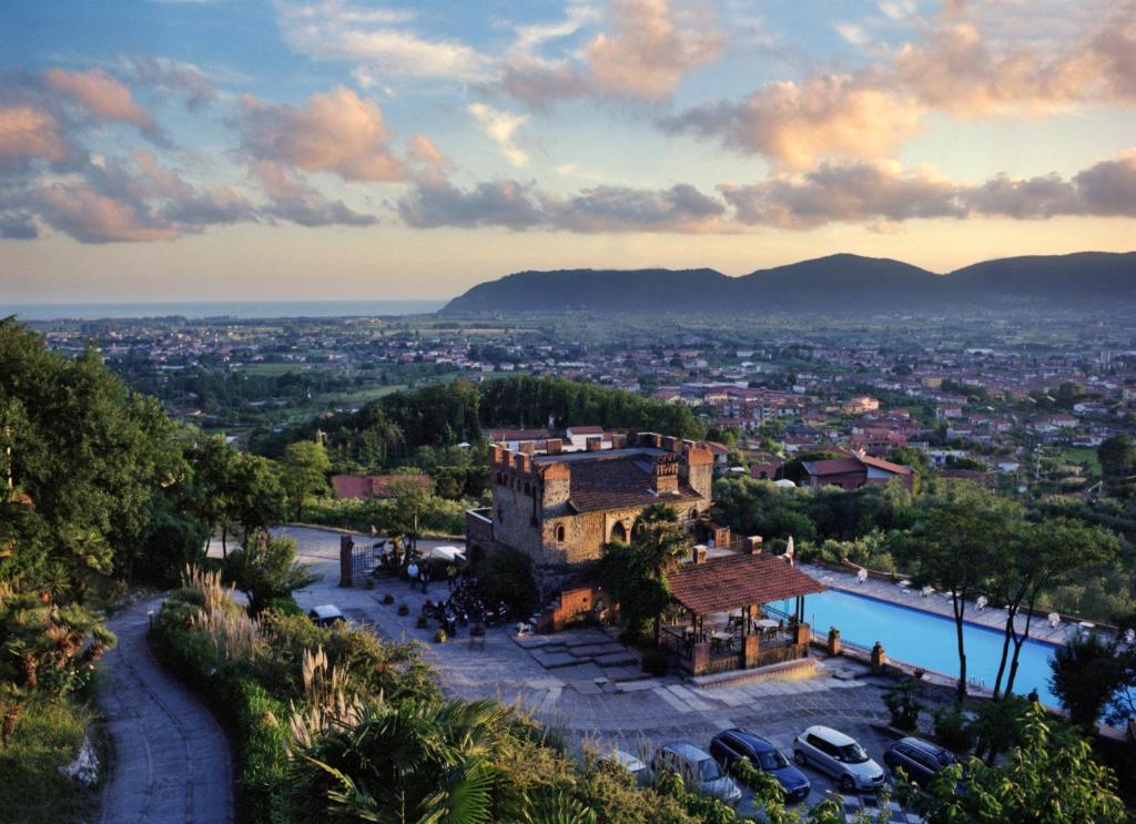 une villa sur une colline avec une piscine dans l'établissement Ippotur Medieval Resort, à Castelnuovo Magra