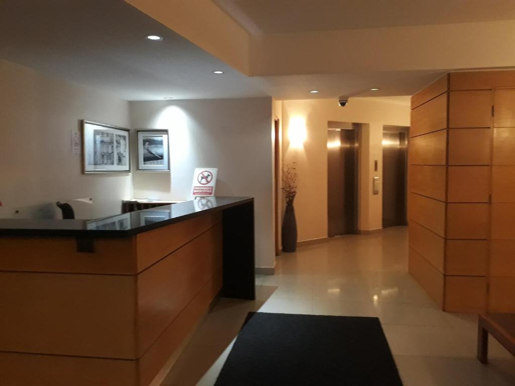 una habitación de hotel con recepción y vestíbulo en Departamento a pasos del centro de Viña y terminal, en Viña del Mar